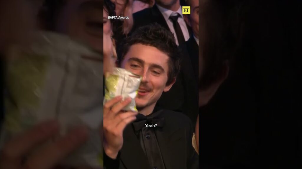 #alancumming Gives British Snacks to #timotheechalamet and #kyliejenner at the #baftas 😋