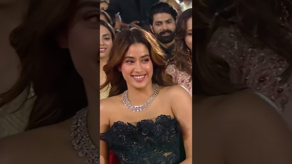 Shahrukh Khan and Priyanka Chopra Zeecine award show performance #shahrukh_khan #priyankachopra#yt