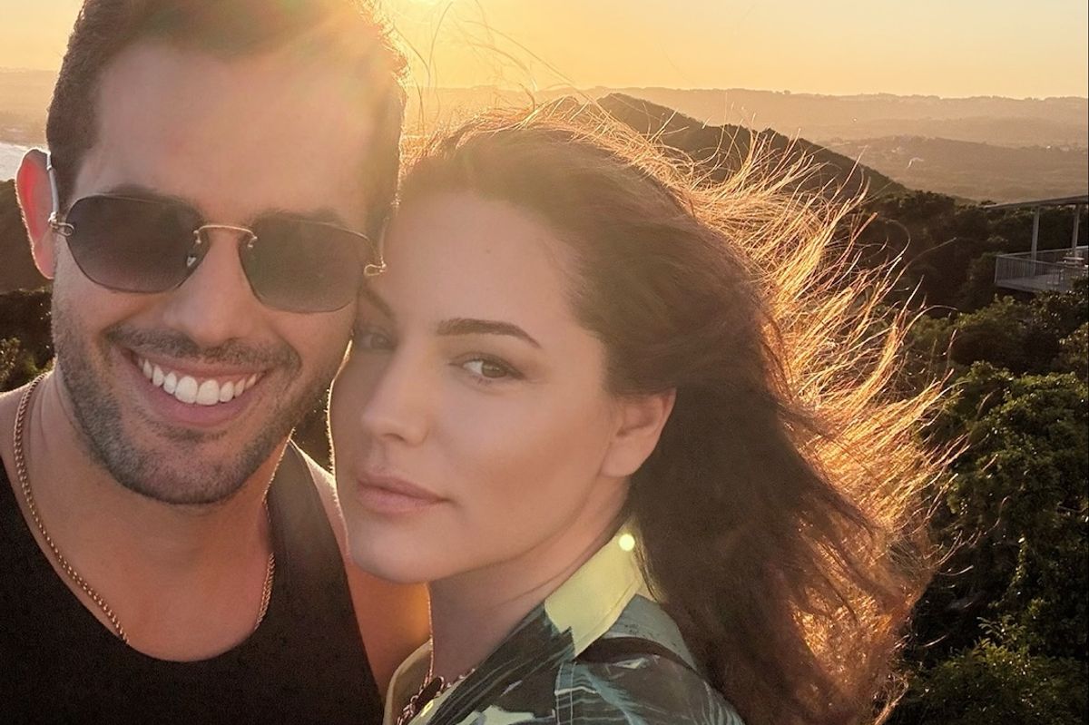 Jeremy Parisi and Kelly Brook posing with the sun setting behind them