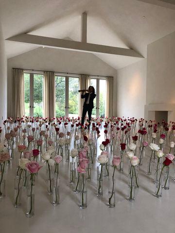 Kenny G performs in front of roses in Kim Kardashian and Kanye West's living room for Valentine's Day 2019 Kim Kardashian/Twitter