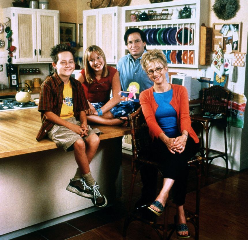Robert Carradine, second from right, with the cast of the Disney Channel series “Lizzie McGuire,” on which he played the title character’s father, Sam McGuire.