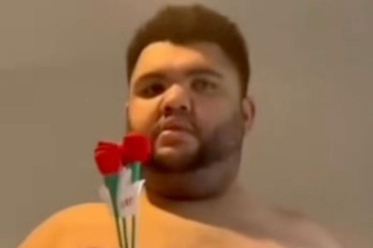 Harvey shows Lee he has his seal of approval