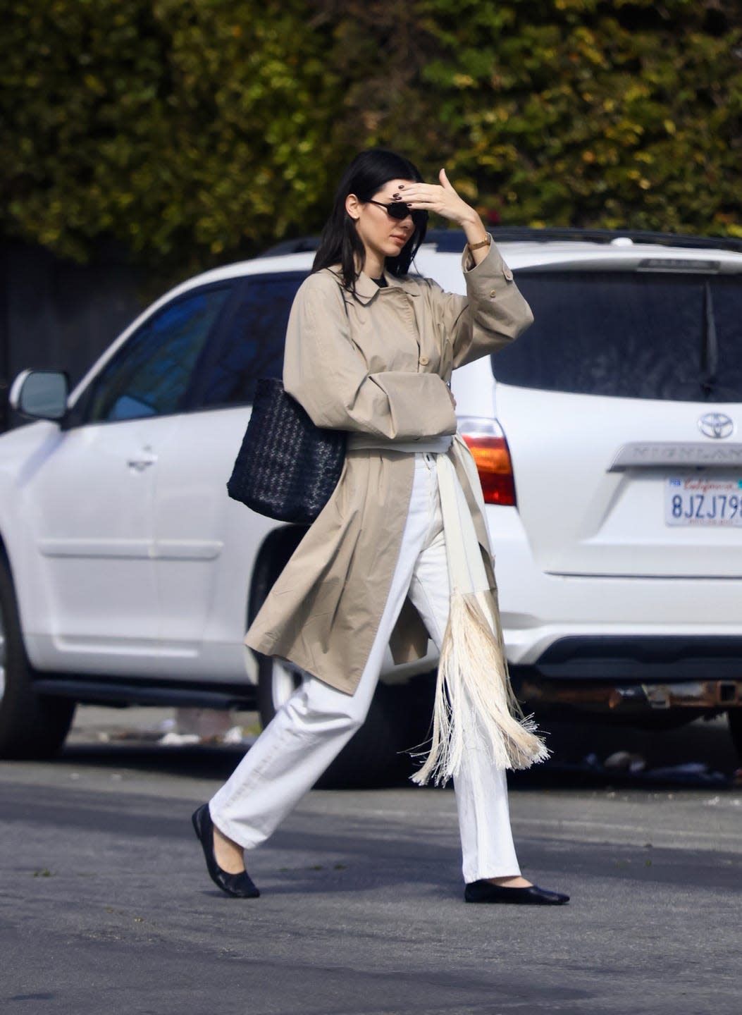 *exclusive* los angeles, ca kendall jenner is seen shopping at galerie half on melrose boulevard in los angeles, later driving off in her vintage mercedes benz coupe while chatting on the phone during a daytime outing with harry hudson. pictured: kendall jenner backgrid usa 6 february 2026 usa: +1 310 798 9111 / usasales@backgrid.com uk: +44 208 344 2007 / uksales@backgrid.com *uk clients pictures containing children please pixelate face prior to publication*