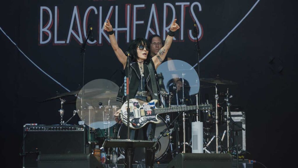 Joan Jett voices solidarity with anti-ICE protesters Joan Jett onstage raising her arms aloft