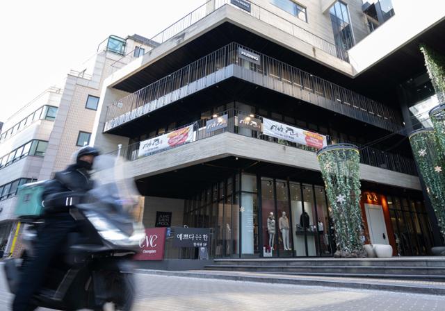 A view of the building in Cheongdam-dong, Seoul, where the grilled eel restaurant managed by Cha's parents is located / Korea Times photo by Kang Ye-jin