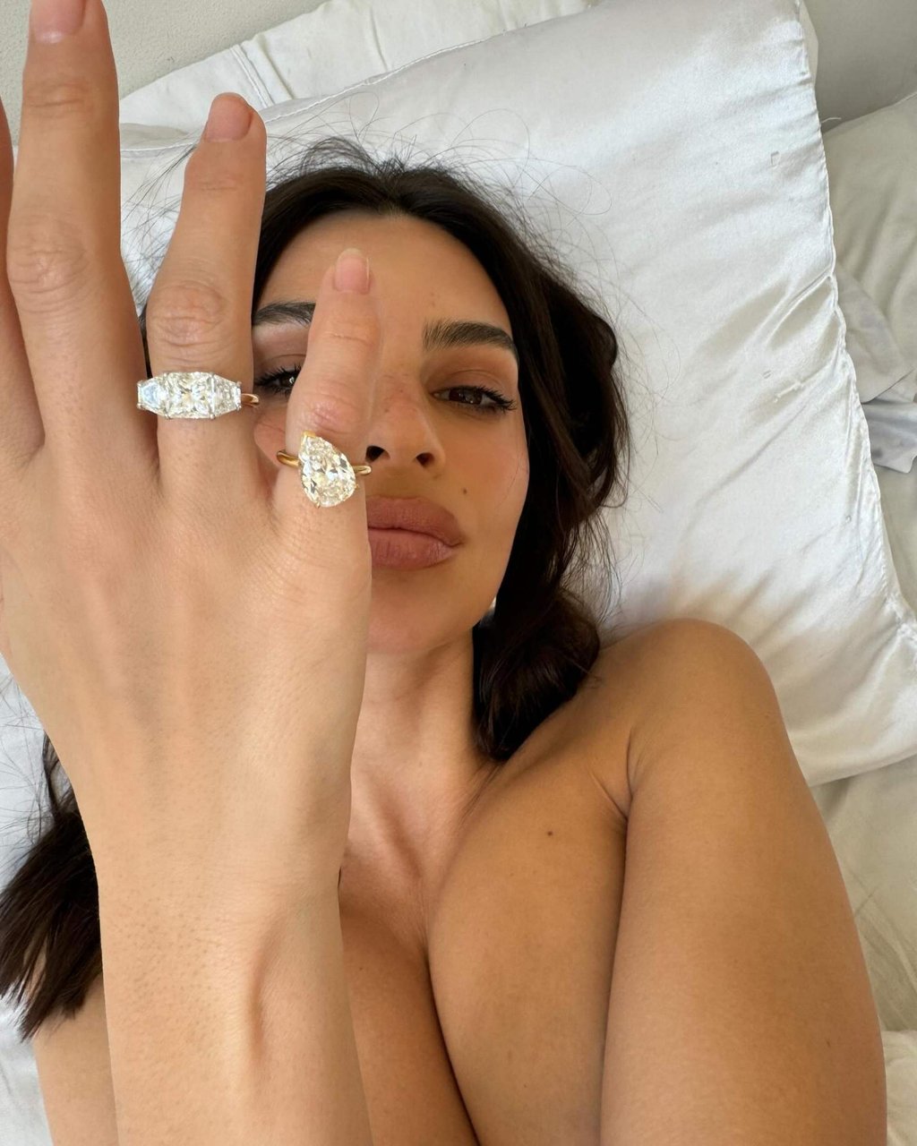 Emily Ratajkowski kicked off the divorce ring trend in early 2024. Photo: @emrata/Instagram