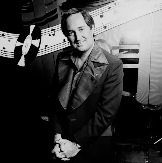 American singer-songwriter and pianist, Neil Sedaka, Las Vegas, USA, 8th April 1977. (Photo by Michael Putland/Getty Images)
