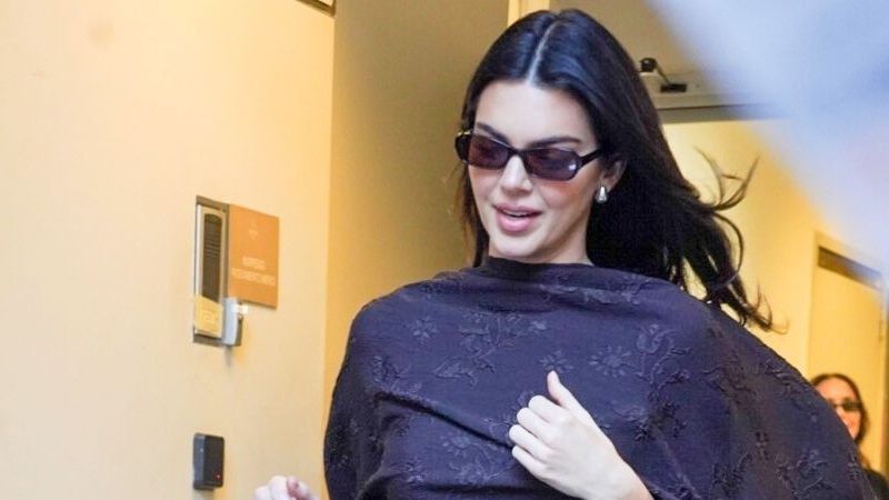 Kendall Jenner Pulls Off the Milanese Shawl Kendall Jenner Pulls Off the Milanese Shawl