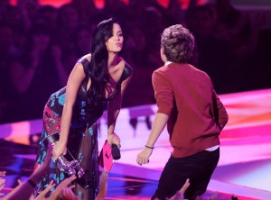 LOS ANGELES, CA - SEPTEMBER 06:  (L-R) Singer Niall Horan (R) of One Direction accepts the Best Pop Video award from singer Katy Perry onstage during the 2012 MTV Video Music Awards at Staples Center on September 6, 2012 in Los Angeles, California.  (Photo by Kevin Winter/Getty Images)