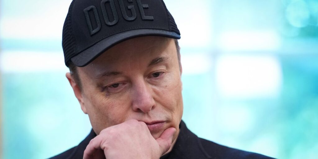 Even with $850 billion to his name, Elon Musk admits ‘money can’t buy happiness.’ But billionaire Mark Cuban says it’s not so simple