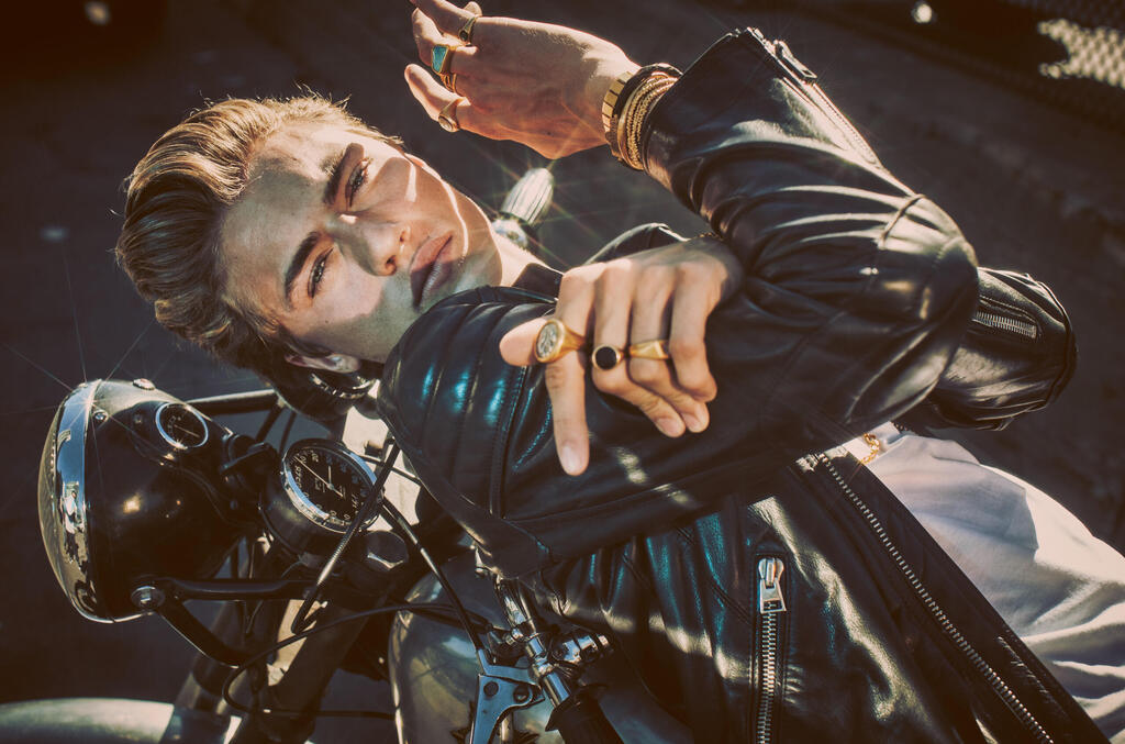 לאקי בלו סמית' עם תכשיטים בעיצוב אלי חלילי