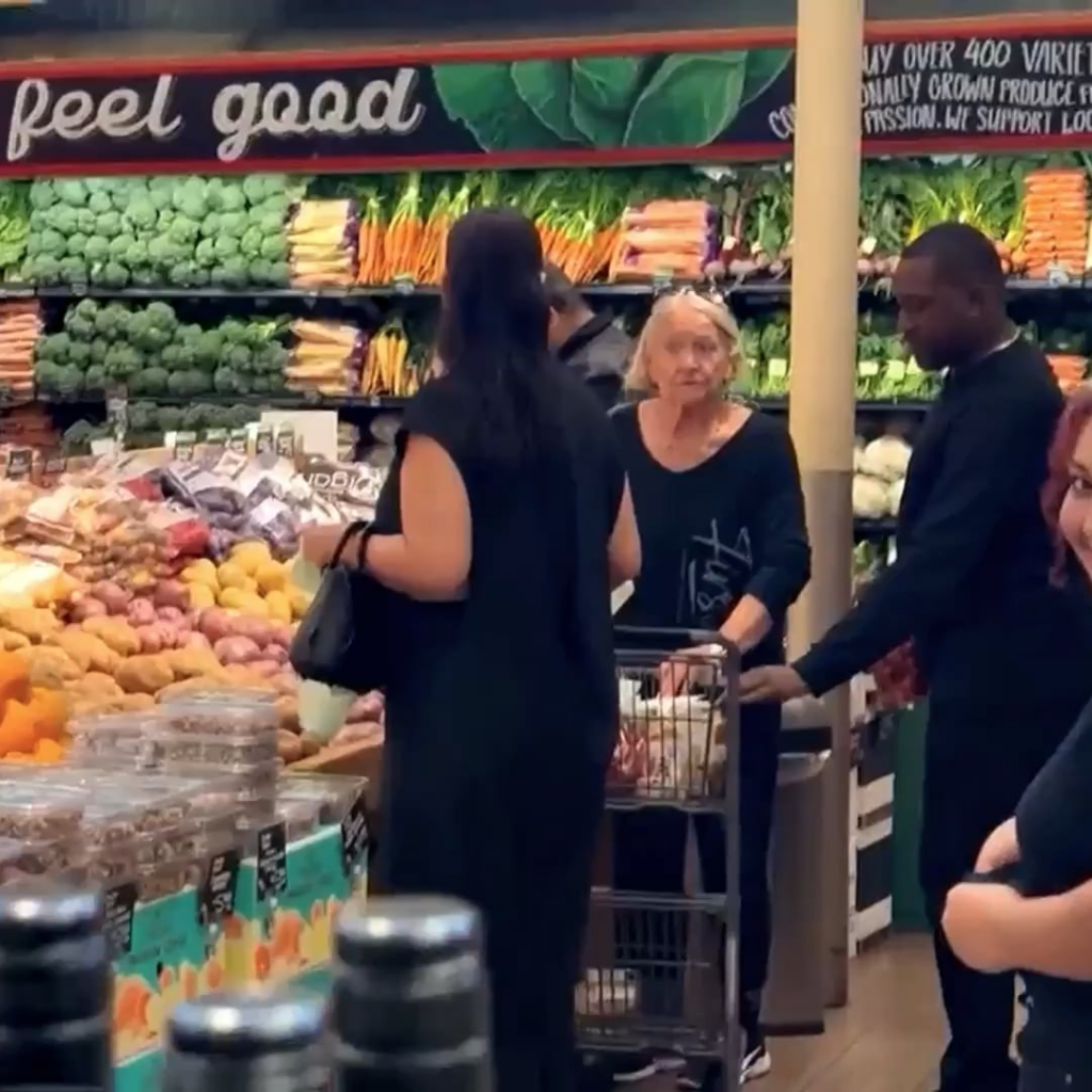 A lady mistook Rihanna’s shopping cart for her own and Rihanna laughed it off
