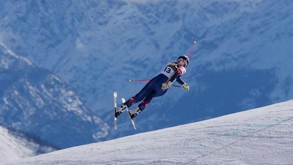 Lindsey Vonn, skiing on torn ACL, crashes in Olympic downhill