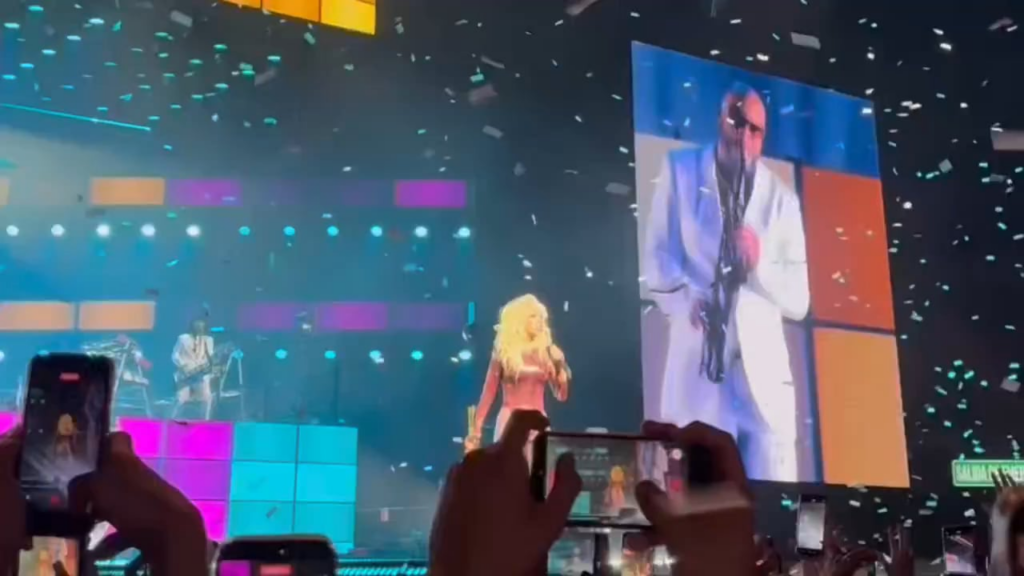 Doja Cat at her show in Mexico: "Fuck ICE!
