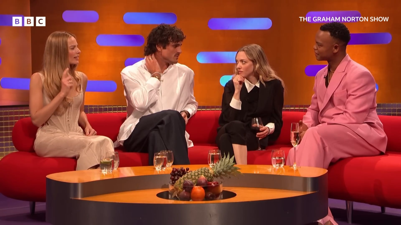 Jacob Elordi timidly asks Amanda Seyfried about her nickname, Minge. The Brits and Aussies a bit curious: "In America it's not the same meaning]?"