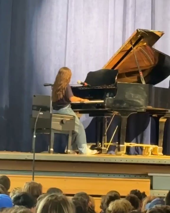 Olivia Rodrigo showed up at the little girl’s talent show after running into her mom at the gym earlier this week