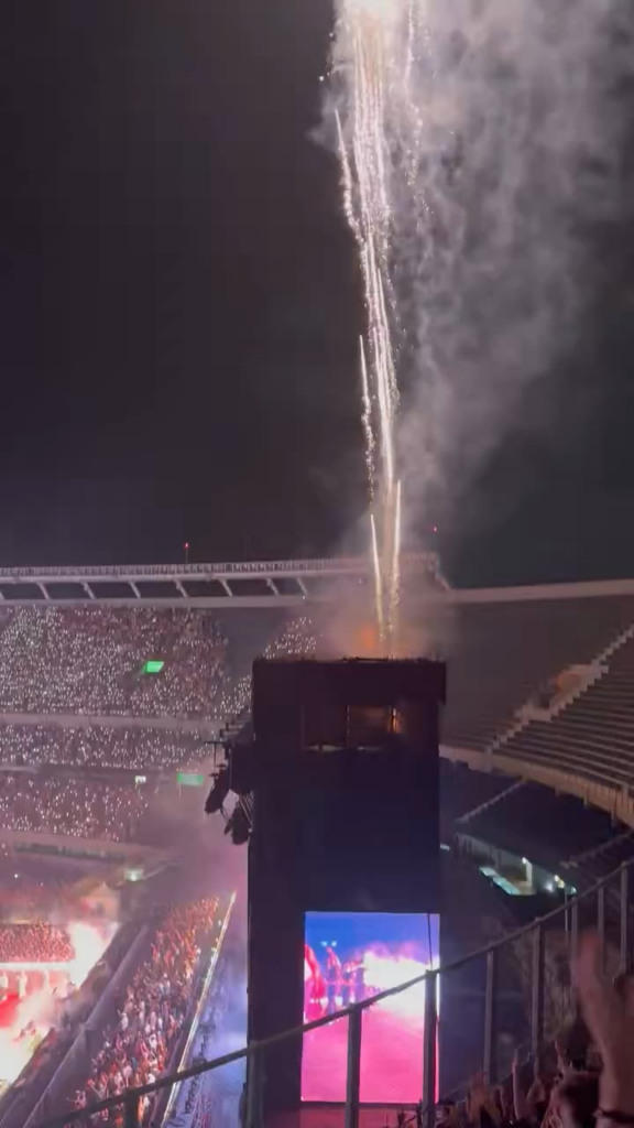 Bad Bunny performing his #1 song Debí Tirar Mas Fotos in Buenos Aires , Argentina.He concluded 3 sold out shows at the Riverplate Stadium this Sunday.