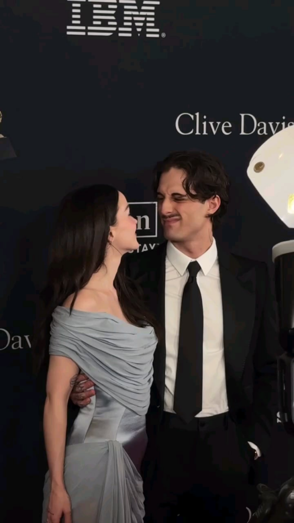 Damiano David when he got asked to kiss Dove Cameron on the red carpet: "I don't want to ruin her make-up"