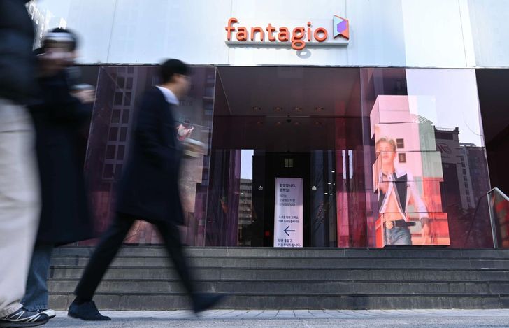 Pedestrians walk past  Fantagio headquarters in Samseong-dong, Seoul, on Jan. 27. Korea Times photo by Kang Ye-jin
