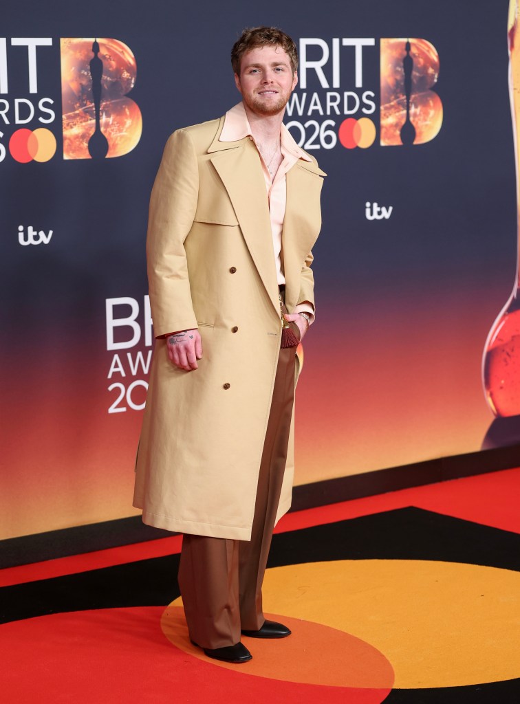 Alex Warren, Brit awards 2026 red carpet
