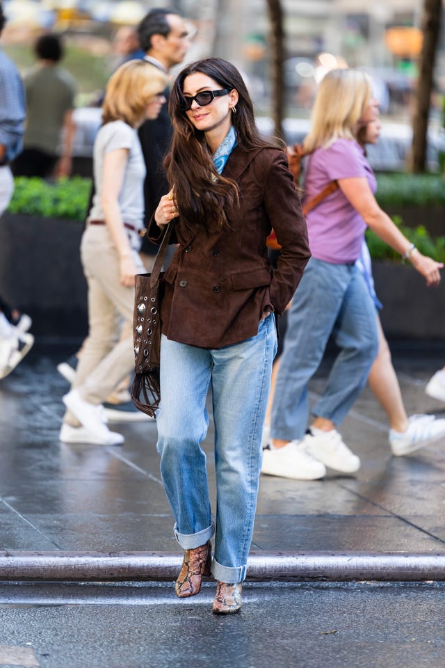 new york, new york july 25: anne hathaway is seen filming the devil wears prada 2 in midtown on july 25, 2025 in new york city. (photo by thestewartofny/gc images)