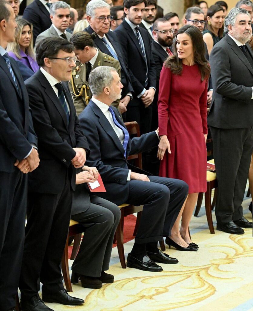 Felipe trying to get Letizia to sit down and stop chatting today at an appearance 🥰