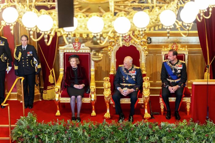 Norway retains its monarchy in crisis