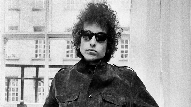 Black and white photo of Bob Dylan wearing sunglasses from the 1960s