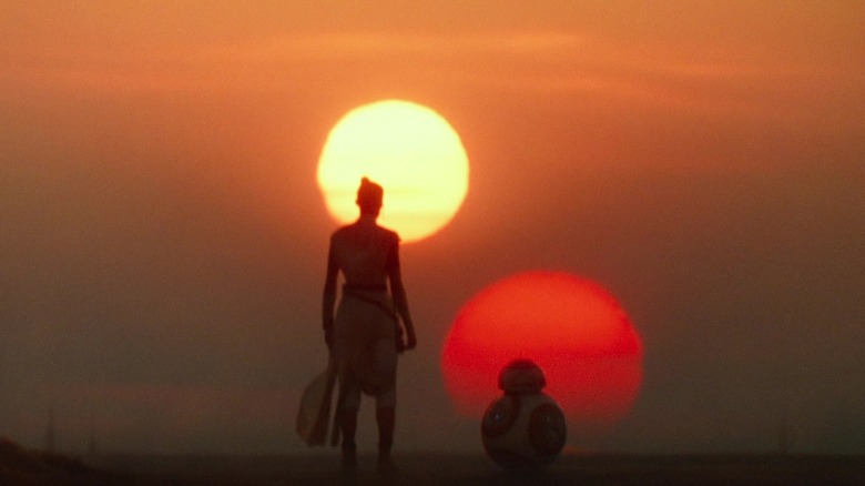 Rey and BB-8 staring at the twin suns of Tattooine at the end of Star Wars: The Rise of Skywalker