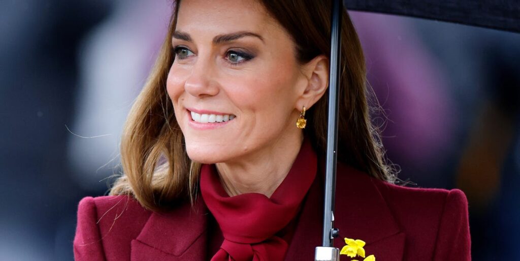 Kate Middleton forced to say no as fan urges her to break royal rules during walkabout Kate Middleton forced to say no as fan urges her to break royal rules during walkabout