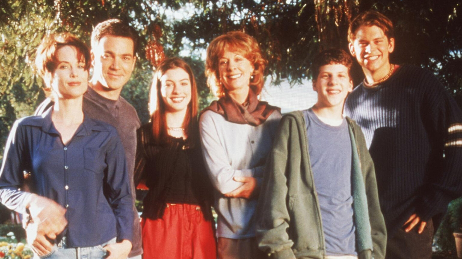 Anne Hathaway And Jesse Eisenberg Made Their Debut In A Forgotten ’90s TV Show Anne Hathaway And Jesse Eisenberg Made Their Debut In A Forgotten '90s TV Show