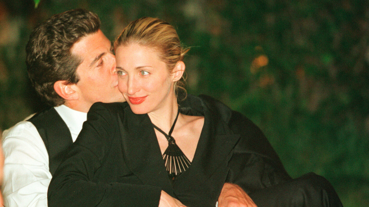 6 Pics Of Carolyn Bessette-Kennedy That Showcase Her Simple Yet Chic Beauty Looks