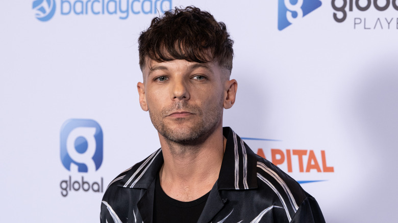 Louis Tomlinson posing on a red carpet