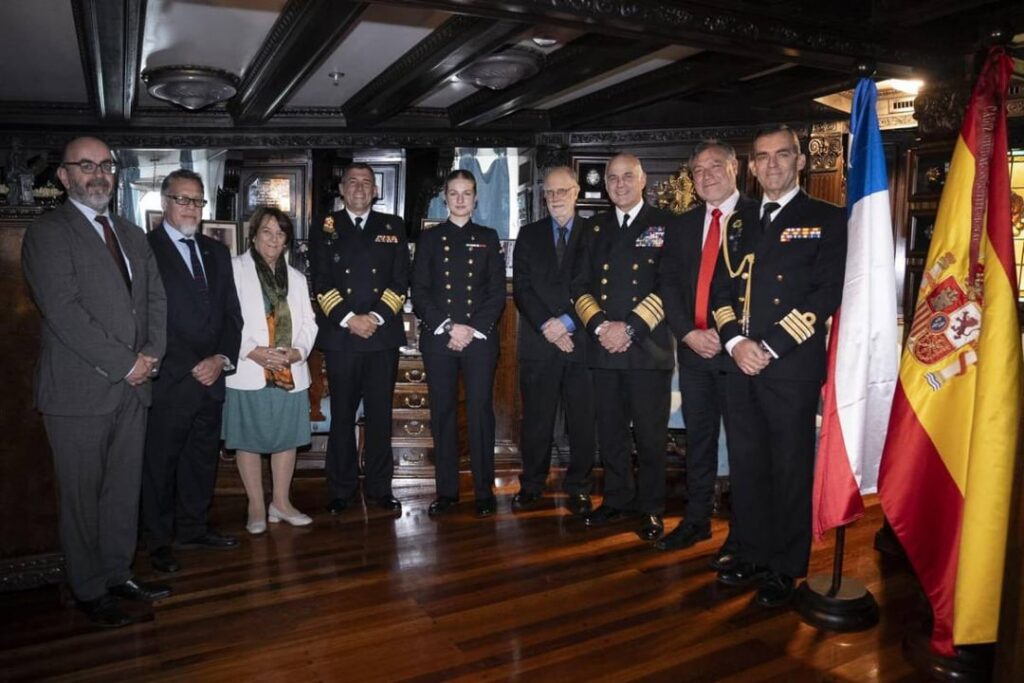 During the stops on the training voyage, Princess Leonor met with mayors, ambassadors, defense ministers, admirals and members of Spanish resident communities.