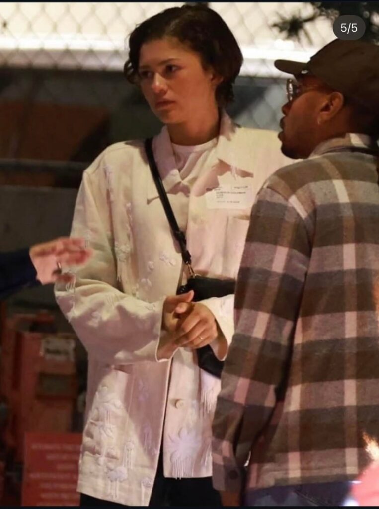 Zendaya spotted wearing a gold band👀👀