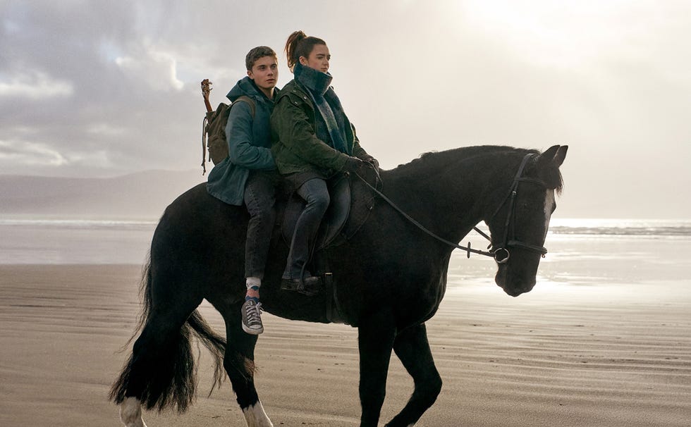 Roman Griffin Davies, Maisie Williams, 500 Miles roman griffin davies, maisie williams, 500 miles