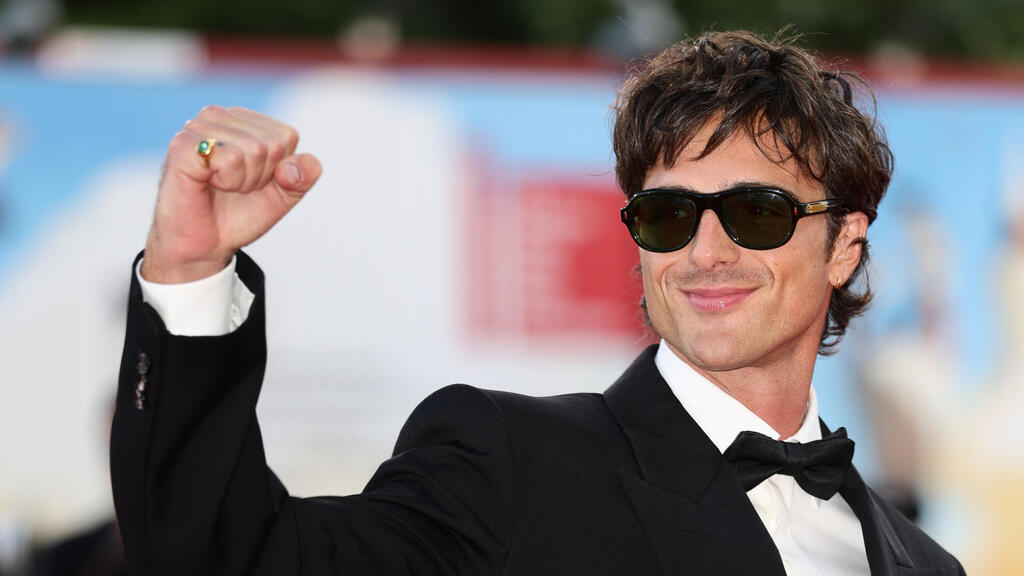 ג'ייקוב אלורדי עם טבעת בעיצוב אלי חלילי בפסטיבל ונציה, 2025