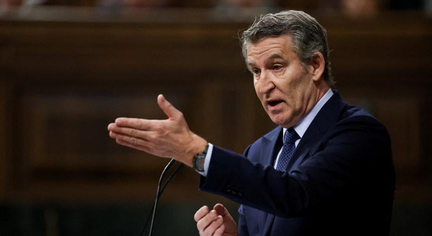 Spanish opposition leader calls for Juan Carlos' return; Royal Household says he is free to return if he wants.