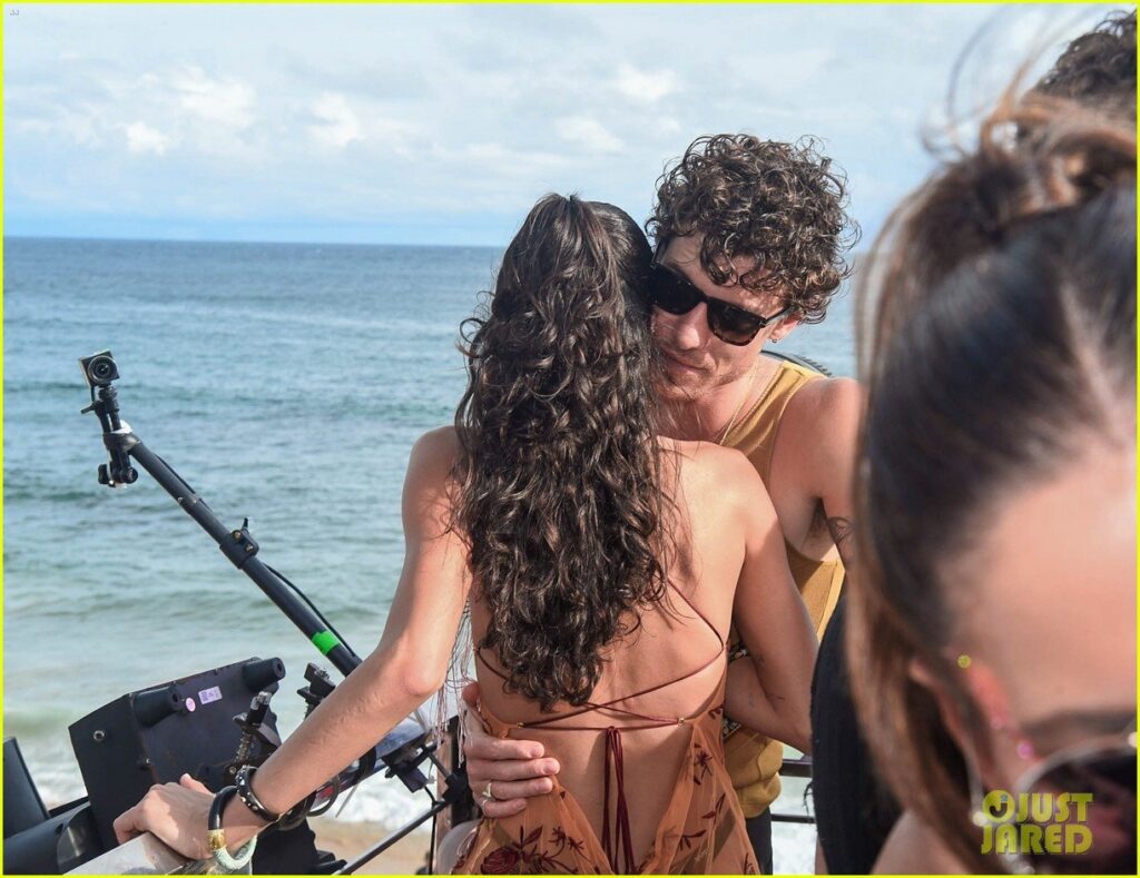 Shawn Mendes & Bruna Marquezine Cuddle Up at Carnaval in Brazil: Photo 5281652 | Photos | Just Jared: Celebrity News and Gossip shawn mendes gf 055281652