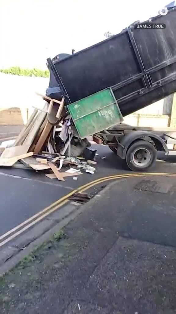 Moment ‘brazen’ fly-tipper filmed dumping pile of rubbish on London street featured in Pulp’s Common People Moment 'brazen' fly-tipper filmed dumping pile of rubbish on London street featured in Pulp's Common People