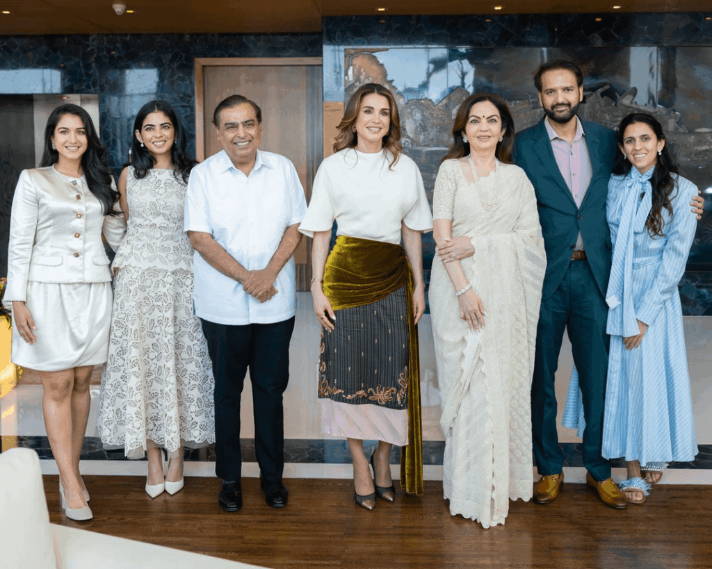 Queen Rania hanging with the richest man in Asia, Mukesh Ambani, and his wife, Nita, while in India