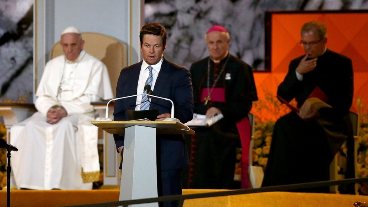  Actor Mark Wahlberg (C) as Pope Francis (L) spoke during the Festival of Families on September 26, 2015 in Philadelphia, Pennsylvania.