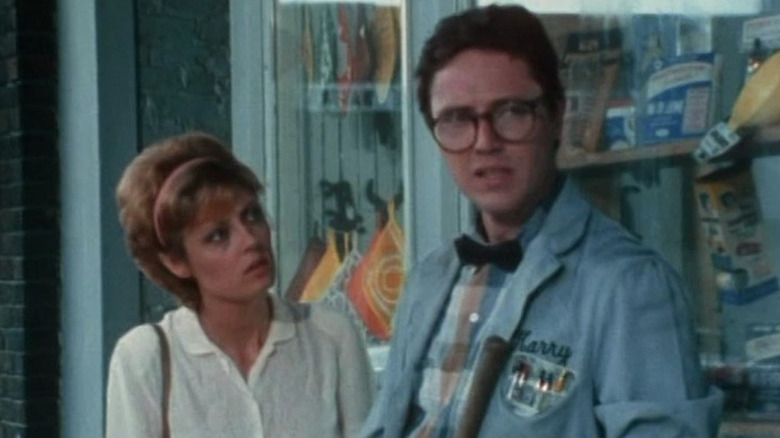 Helene Shaw (Susan Sarandon) glances at Harry Nash (Christopher Walken) by a storefront window in Who Am I This Time?
