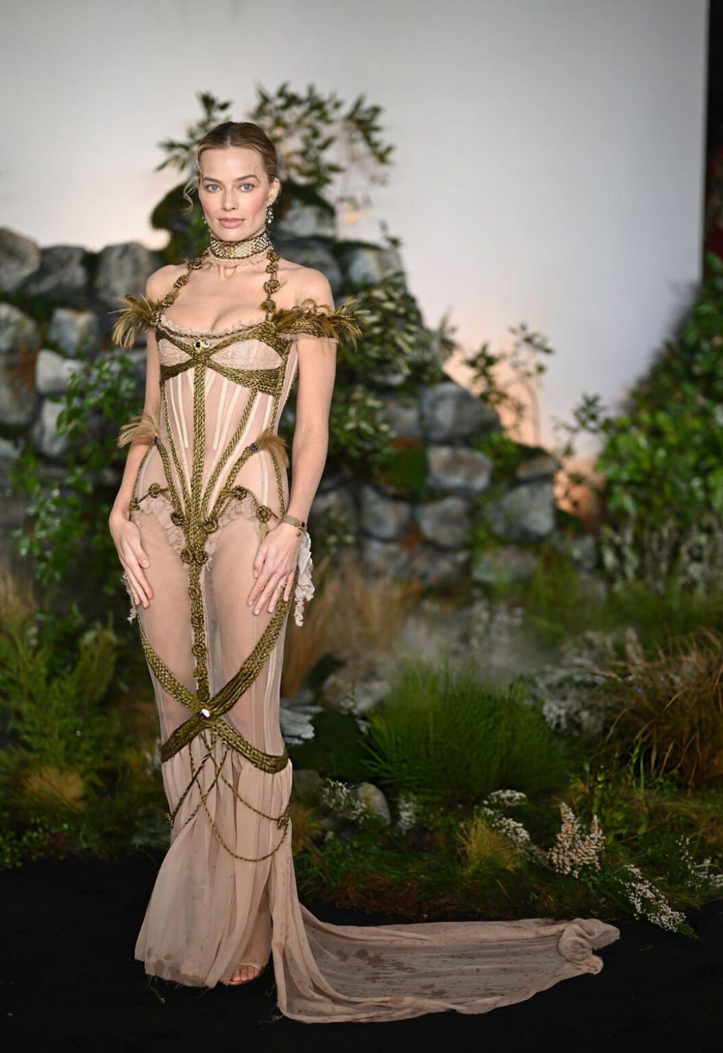 Margot Robbie in custom Dilara Fındıkoğlu FW25 at the "Wuthering Heights" premiere in London. Styled by Andrew Mukamal. (February 5, 2026)