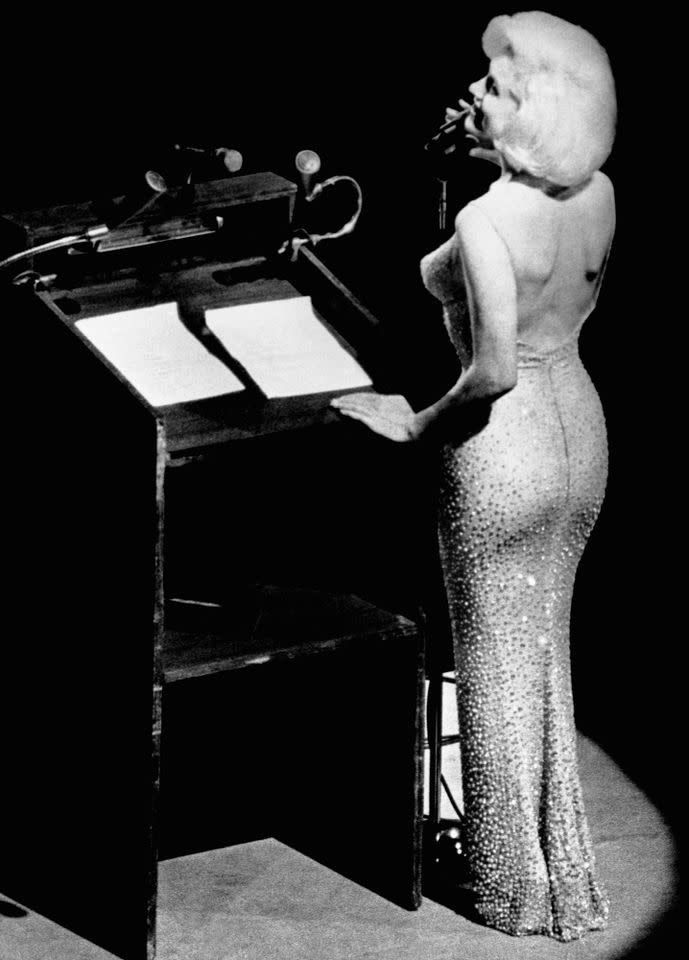 Marilyn Monroe sings 