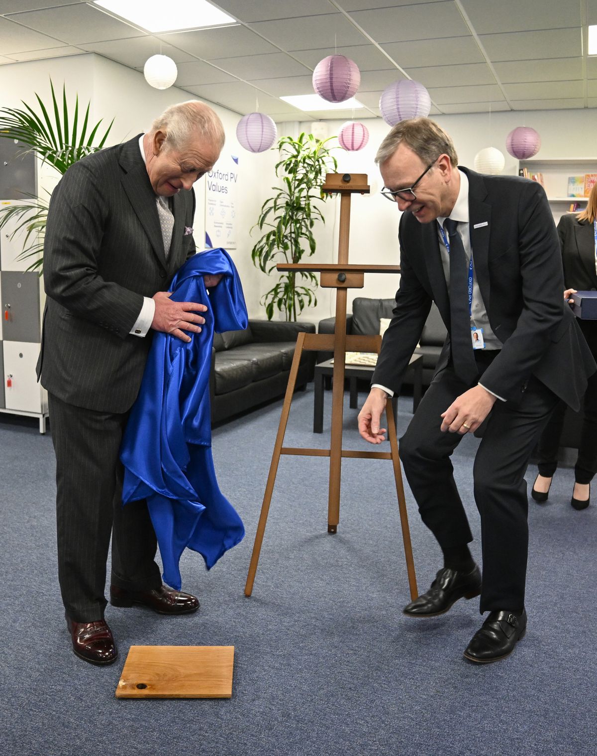 The plaque the King unveils falls to the floor 