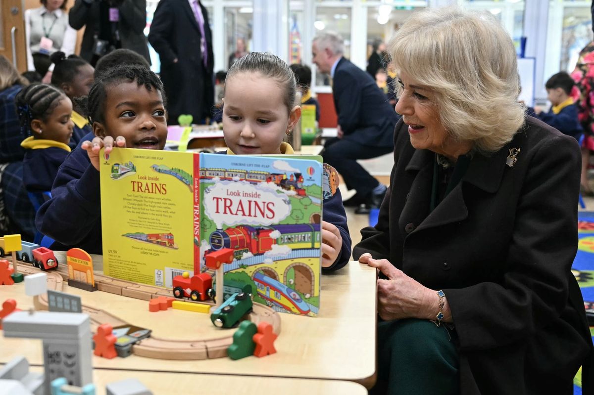The Queen reading to children