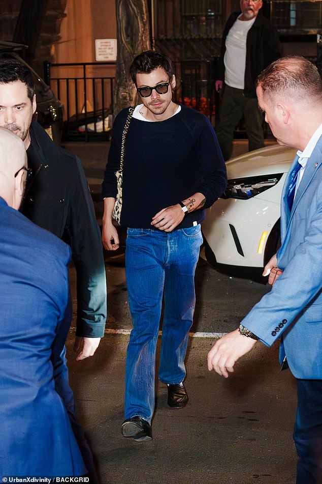 Harry Styles lived up to his fashionista status as he rocked a leopard print handbag and shades for a dinner with the cast of Saturday Night Live on Tuesday.