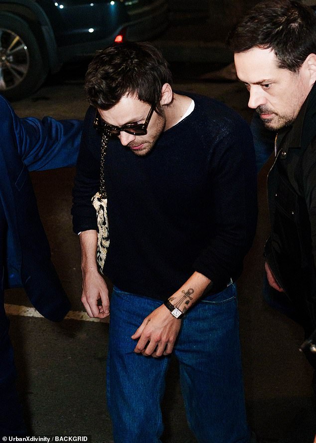 Ahead of the show, Harry was seen meeting up with the crew for dinner in New York, flanked by a team of security