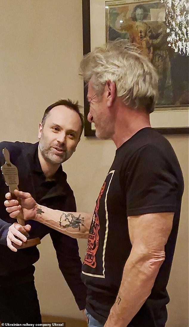 Oleksandr Pertsovskyi, the CEO of Ukrainian Railways, did not want the actor going back to America empty-handed and so gifted him with a homemade Oscar